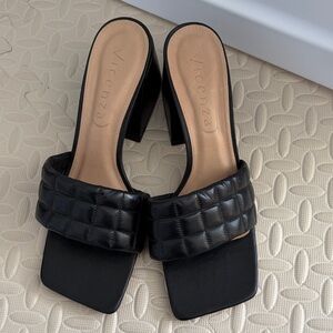 LIKE NEW Vicenza Black Quilted Women's Sandals Size 11